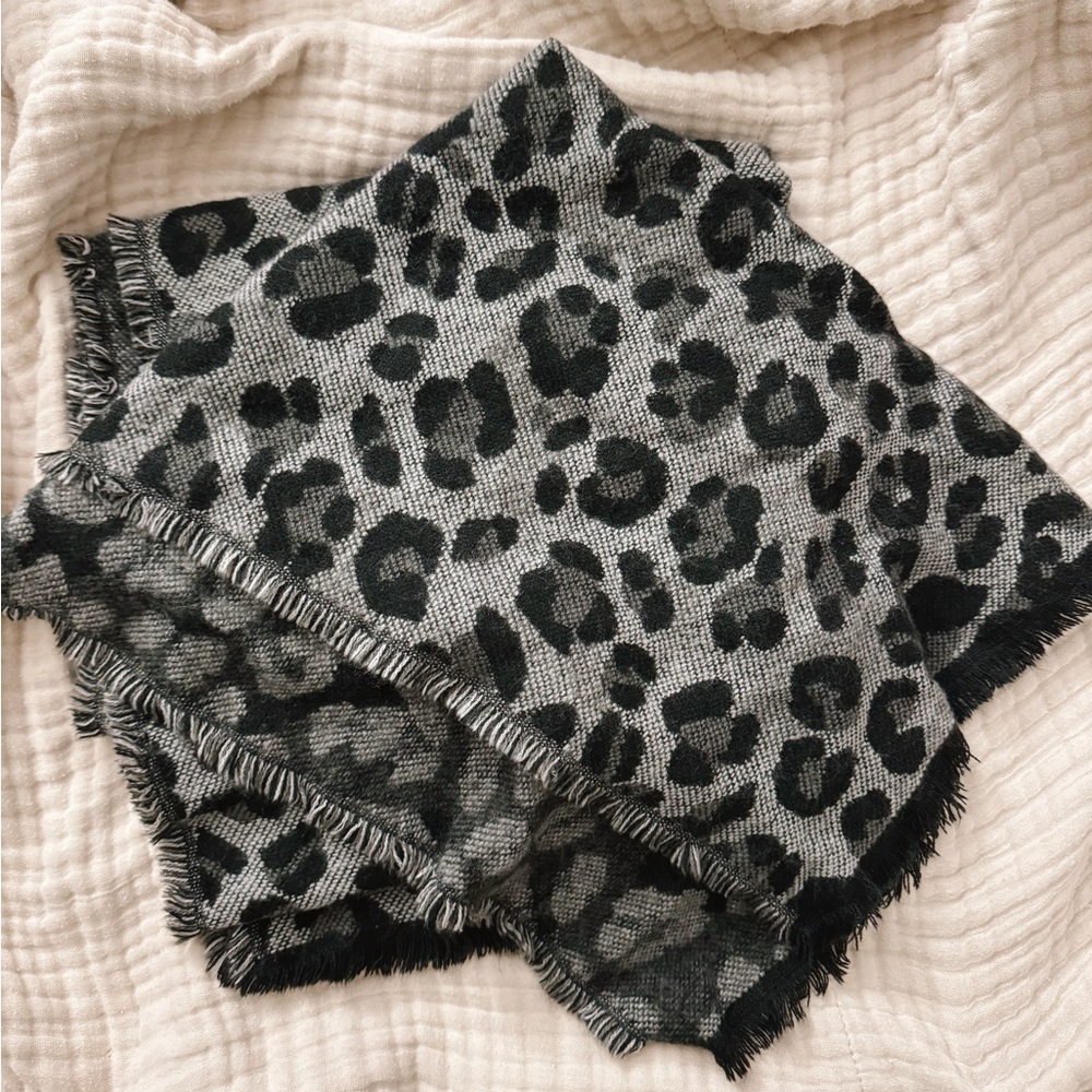 No-brand scarf